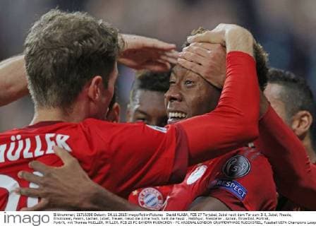 David ALABA, FCB 27 Torjubel, Jubel nach dem Tor zum 3-0, Jubel, Freude, Emotionen, Feiern, Lachen, jubelt, freuen, reisst die Arme hoch, ballt die Faust , Halbfigur, Freisteller , Aktion, Einzelbild, Portrait, Portr?t, mit Thomas MUELLER, M?LLER, FCB 25 FC BAYERN MUENCHEN - FC ARSENAL LONDON GRUPPENPHASE RUECKSPIEL, Fussball UEFA Champions League, Muenchen, 04.11.2015 CL Saison 2015 2016, FCB, Muenchen
