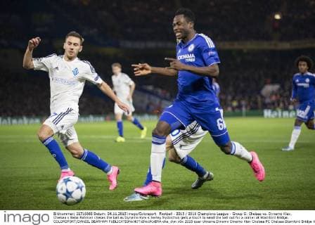 Football - 2015 2016 Champions League - Group G: Chelsea vs. Dynamo Kiev. Chelsea s Baba Rahman chases the ball as Dynamo Kyiv s Serhiy Sydorchuk gets a touch to send the ball out for a corner at Stamford Bridge. COLORSPORT DANIEL BEARHAM che_dyn