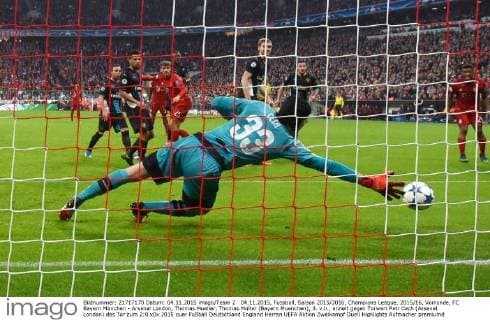 04.11.2015, Fussball, Saison 2015 2016, Champions League, 2015 16, Vorrunde, FC Bayern München - Arsenal London, Thomas Mueller, Thomas Müller (Bayern Muenchen), 3. v.li., erzielt gegen Torwart Petr Cech (Arsenal London) das Tor zum 2:0