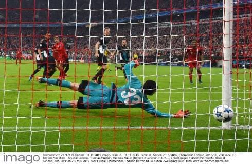 04.11.2015, Fussball, Saison 2015 2016, Champions League, 2015 16, Vorrunde, FC Bayern München - Arsenal London, Thomas Mueller, Thomas Müller (Bayern Muenchen), 3. v.li., erzielt gegen Torwart Petr Cech (Arsenal London) das Tor zum 2:0