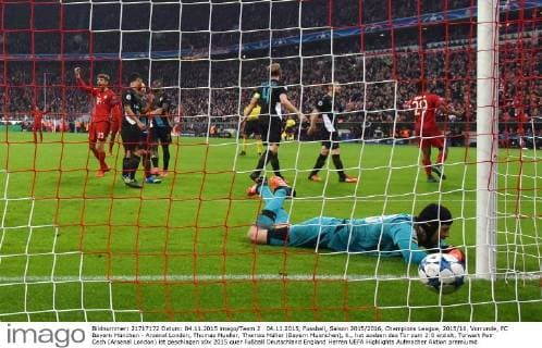 04.11.2015, Fussball, Saison 2015 2016, Champions League, 2015 16, Vorrunde, FC Bayern München - Arsenal London, Thomas Mueller, Thomas Müller (Bayern Muenchen), li., hat soeben das Tor zum 2:0 erzielt, Torwart Petr Cech (Arsenal London) ist geschlagen