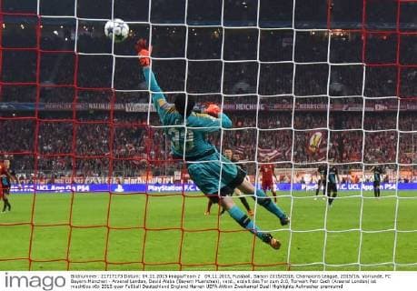 04.11.2015, Fussball, Saison 2015 2016, Champions League, 2015 16, Vorrunde, FC Bayern München - Arsenal London, David Alaba (Bayern Muenchen), verd., erzielt das Tor zum 3:0, Torwart Petr Cech (Arsenal London) ist machtlos