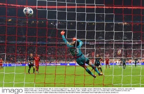 04.11.2015, Fussball, Saison 2015 2016, Champions League, 2015 16, Vorrunde, FC Bayern München - Arsenal London, David Alaba (Bayern Muenchen), verd., erzielt das Tor zum 3:0, Torwart Petr Cech (Arsenal London) ist machtlos