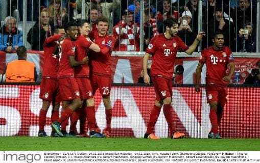04.11.2015, xjhx, Fussball UEFA Champions League, FC Bayern München - Arsenal London, emspor, v.l. Thiago Alcantara (FC Bayern Muenchen), Kingsley Coman (FC Bayern Muenchen), Robert Lewandowski (FC Bayern Muenchen), David Alaba (FC Bayern Muenchen) (verdeckt), Thomas Mueller (FC Bayern Muenchen), Javi Martinez (FC Bayern Muenchen), Douglas Costa (FC Bayern Muenchen) Torjubel, Goal celebration, celebrate the goal zum 3:0