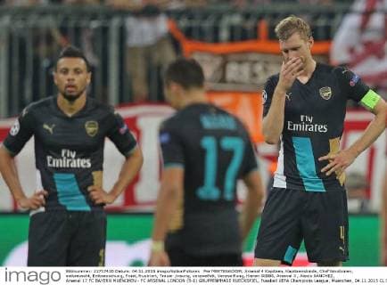 Per MERTESACKER, Arsenal 4 Kapitaen, Kapitaensbinde, Chef Emotionen, enttaeuscht, Enttaeuschung, Frust, frustriert, Trauer ,traurig, verzweifelt, Verzweiflung, Kieran GIBBS, Arsenal 3 , Alexis SANCHEZ, Arsenal 17 FC BAYERN MUENCHEN - FC ARSENAL LONDON (5-1) GRUPPENPHASE RUECKSPIEL, Fussball UEFA Champions League, Muenchen, 04.11.2015 CL Saison 2015 2016, FCB, Muenchen