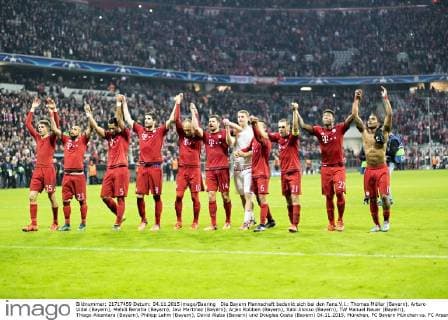 Die Bayern Mannschaft bedankt sich bei den Fans.V.l.: Thomas Müller (Bayern), Arturo Vidal (Bayern), Mehdi Benatia (Bayern), Javi Martinez (Bayern), Arjen Robben (Bayern), Xabi Alonso (Bayern), TW Manuel Neuer (Bayern), Thiago Alcantara (Bayern), Philipp Lahm (Bayern), David Alaba (Bayern) und Douglas Costa (Bayern) 04.11.2015, München, FC Bayern München vs. FC Arsenal Â
