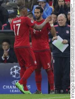 Jerome BOATENG (FCB 17) Einwechslung, Auswechslung, Wechsel, Spielerwechsel gegen Mehdi BENATIA, FCB 5 , gestikuliert und gibt Anweisungen, Aktion, Einzelbild, Gestik, Geste, Handbewegung, zeigen, deuten FC BAYERN MUENCHEN - FC ARSENAL LONDON (5-1) GRUPPENPHASE RUECKSPIEL, Fussball UEFA Champions League, Muenchen, 04.11.2015 CL Saison 2015 2016, FCB, Muenchen