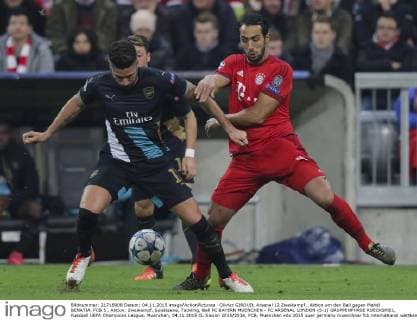 Olivier GIROUD, Arsenal 12 Zweikampf , Aktion um den Ball gegen Mehdi BENATIA, FCB 5 , Aktion, Zweikampf, Spielszene, Tackling, Ball FC BAYERN MUENCHEN - FC ARSENAL LONDON (5-1) GRUPPENPHASE RUECKSPIEL, Fussball UEFA Champions League, Muenchen, 04.11.2015 CL Saison 2015 2016, FCB, Muenchen