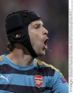 Hauptschiedsrichter Gianluca ROCCHI, , Schiedsrichter, Linienrichter mit Fahne, Pfeife Portrait, Porträt , gestikuliert und gibt Anweisungen, Aktion, Einzelbild, Gestik, Geste, Handbewegung, zeigen, deuten FC BAYERN MUENCHEN - FC ARSENAL LONDON (5-1) GRUPPENPHASE RUECKSPIEL, Fussball UEFA Champions League, Muenchen, 04.11.2015 CL Saison 2015 2016, FCB, Muenchen