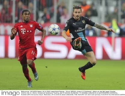 Olivier GIROUD, Arsenal 12 Zweikampf , Aktion um den Ball gegen Douglas COSTA, FCB 11 , Aktion, Zweikampf, Spielszene, Tackling, Ball FC BAYERN MUENCHEN - FC ARSENAL LONDON (5-1) GRUPPENPHASE RUECKSPIEL, Fussball UEFA Champions League, Muenchen, 04.11.2015 CL Saison 2015 2016, FCB, Muenchen