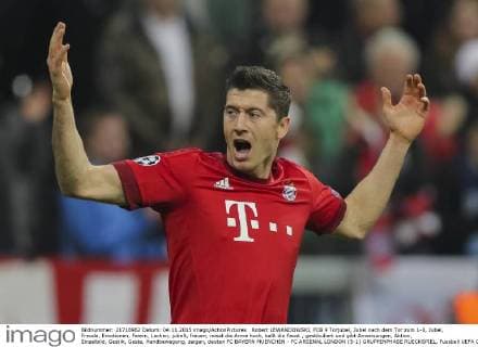 Robert LEWANDOWSKI, FCB 9 Torjubel, Jubel nach dem Tor zum 1-0, Jubel, Freude, Emotionen, Feiern, Lachen, jubelt, freuen, reisst die Arme hoch, ballt die Faust , gestikuliert und gibt Anweisungen, Aktion, Einzelbild, Gestik, Geste, Handbewegung, zeigen, deuten FC BAYERN MUENCHEN - FC ARSENAL LONDON (5-1) GRUPPENPHASE RUECKSPIEL, Fussball UEFA Champions League, Muenchen, 04.11.2015 CL Saison 2015 2016, FCB, Muenchen