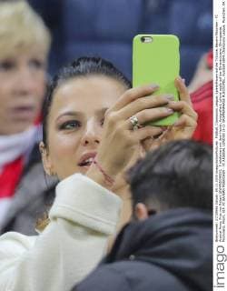 Fußball, Champions League, Spielerfrauen auf der Tribüne, Bayern München - FC Arsenal Anna, Frau von Robert LEWANDOWSKI, 9 telefoniert mit dem Handy, fotografiert, iphone apple auf der Ehrentribuene, Ehrengaeste, Prominenz, Promi, VIP, FC BAYERN MUENCHEN - FC ARSENAL LONDON (5-1) GRUPPENPHASE RUECKSPIEL, Fussball UEFA Champions League, Muenchen, 04.11.2015 CL Saison 2015 2016, FCB, Muenchen