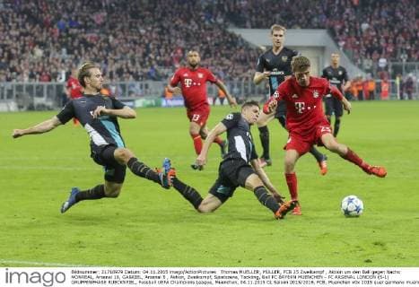 Thomas MUELLER, MÜLLER, FCB 25 Zweikampf , Aktion um den Ball gegen Nacho MONREAL, Arsenal 18, GABRIEL, Arsenal 5 , Aktion, Zweikampf, Spielszene, Tackling, Ball FC BAYERN MUENCHEN - FC ARSENAL LONDON (5-1) GRUPPENPHASE RUECKSPIEL, Fussball UEFA Champions League, Muenchen, 04.11.2015 CL Saison 2015 2016, FCB, Muenchen