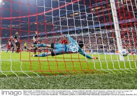 Thomas MUELLER, MÜLLER, FCB 25 Torschuss, schiesst das Tor zum 2-0 gegen Petr CECH, Arsenal 33 Hintertorkamera, Tor, Tornetz, Stadion Innenansicht, Froschperspektive, Spielszene, Strafraumszene, Szene vor dem Tor, Torraum, Torraumszene FC BAYERN MUENCHEN - FC ARSENAL LONDON 5-1 GRUPPENPHASE RUECKSPIEL, Fussball UEFA Champions League, Muenchen, 04.11.2015 CL Saison 2015 2016, FCB, Muenchen