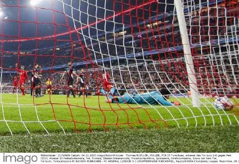 Thomas MUELLER, MÜLLER, FCB 25 Torschuss, schiesst das Tor zum 2-0 gegen Petr CECH, Arsenal 33 Hintertorkamera, Tor, Tornetz, Stadion Innenansicht, Froschperspektive, Spielszene, Strafraumszene, Szene vor dem Tor, Torraum, Torraumszene FC BAYERN MUENCHEN - FC ARSENAL LONDON 5-1 GRUPPENPHASE RUECKSPIEL, Fussball UEFA Champions League, Muenchen, 04.11.2015 CL Saison 2015 2016, FCB, Muenchen
