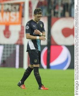 Mesut OEZIL, Arsenal 11 Emotionen, enttaeuscht, Enttaeuschung, Frust, frustriert, Trauer ,traurig, verzweifelt, Verzweiflung FC BAYERN MUENCHEN - FC ARSENAL LONDON 5-1 GRUPPENPHASE RUECKSPIEL, Fussball UEFA Champions League, Muenchen, 04.11.2015 CL Saison 2015 2016, FCB, Muenchen