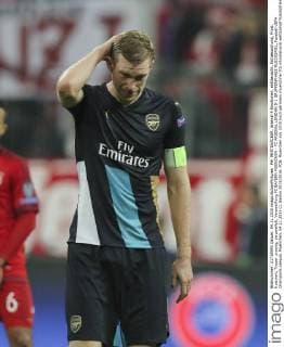 Per MERTESACKER, Arsenal 4 Emotionen, enttaeuscht, Enttaeuschung, Frust, frustriert, Trauer ,traurig, verzweifelt, Verzweiflung FC BAYERN MUENCHEN - FC ARSENAL LONDON 5-1 GRUPPENPHASE RUECKSPIEL, Fussball UEFA Champions League, Muenchen, 04.11.2015 CL Saison 2015 2016, FCB, Muenchen
