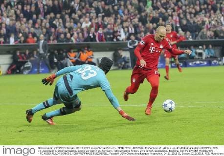 PETR CECH, ARSENAL 33 Zweikampf , Aktion um den Ball gegen Arjen ROBBEN, FCB 10 , Spielszene, Strafraumszene, Szene vor dem Tor, Torraum, Torraumszene Aktion, Zweikampf, Spielszene, Tackling, Ball FC BAYERN MUENCHEN - FC ARSENAL LONDON (5-1) GRUPPENPHASE RUECKSPIEL, Fussball UEFA Champions League, Muenchen, 04.11.2015 CL Saison 2015 2016, FCB, Muenchen