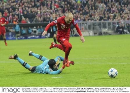 PETR CECH, ARSENAL 33 Zweikampf , Aktion um den Ball gegen Arjen ROBBEN, FCB 10 , Spielszene, Strafraumszene, Szene vor dem Tor, Torraum, Torraumszene Aktion, Zweikampf, Spielszene, Tackling, Ball FC BAYERN MUENCHEN - FC ARSENAL LONDON (5-1) GRUPPENPHASE RUECKSPIEL, Fussball UEFA Champions League, Muenchen, 04.11.2015 CL Saison 2015 2016, FCB, Muenchen