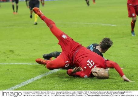 Arjen ROBBEN, FCB 10 Zweikampf , Aktion um den Ball gegen Mathieu DEBUCHY, Arsenal 2 , Foul, unsportlich, Regelverstoss, gefoult, schweres, Vergehen, unfair, Aktion, Zweikampf, Spielszene, Tackling, Ball FC BAYERN MUENCHEN - FC ARSENAL LONDON (5-1) GRUPPENPHASE RUECKSPIEL, Fussball UEFA Champions League, Muenchen, 04.11.2015 CL Saison 2015 2016, FCB, Muenchen