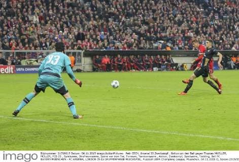 Petr CECH, Arsenal 33 Zweikampf , Aktion um den Ball gegen Thomas MUELLER, MÜLLER, FCB 25 , Spielszene, Strafraumszene, Szene vor dem Tor, Torraum, Torraumszene , Aktion, Zweikampf, Spielszene, Tackling, Ball FC BAYERN MUENCHEN - FC ARSENAL LONDON (5-1) GRUPPENPHASE RUECKSPIEL, Fussball UEFA Champions League, Muenchen, 04.11.2015 CL Saison 2015 2016, FCB, Muenchen