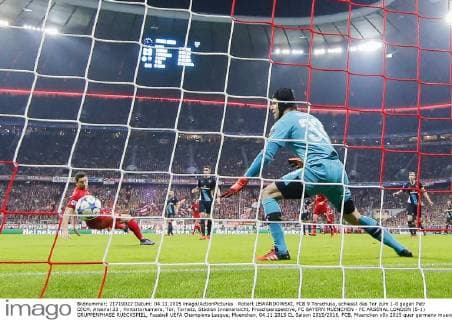 Robert LEWANDOWSKI, FCB 9 Torschuss, schiesst das Tor zum 1-0 gegen Petr CECH, Arsenal 33 , Hintertorkamera, Tor, Tornetz, Stadion Innenansicht, Froschperspektive, FC BAYERN MUENCHEN - FC ARSENAL LONDON (5-1) GRUPPENPHASE RUECKSPIEL, Fussball UEFA Champions League, Muenchen, 04.11.2015 CL Saison 2015 2016, FCB, Muenchen