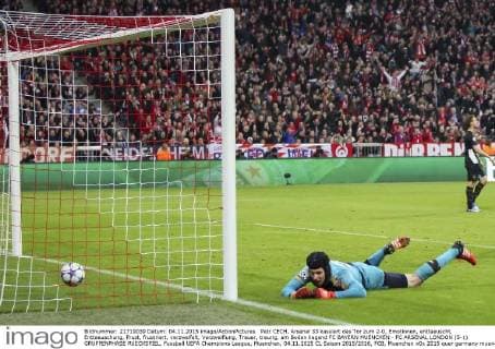 Petr CECH, Arsenal 33 kassiert das Tor zum 2-0, Emotionen, enttaeuscht, Enttaeuschung, Frust, frustriert, verzweifelt, Verzweiflung, Trauer, traurig, am Boden liegend FC BAYERN MUENCHEN - FC ARSENAL LONDON (5-1) GRUPPENPHASE RUECKSPIEL, Fussball UEFA Champions League, Muenchen, 04.11.2015 CL Saison 2015 2016, FCB, Muenchen