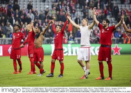 Schlussjubel David ALABA, FCB 27 , Arjen ROBBEN, FCB 10 , Douglas COSTA, FCB 11 , Thiago ALCANTARA, FCB 6 , Manuel NEUER, FCB 1 , fcb8, Jubel, Freude, Emotionen, Feiern, Lachen, jubelt, freuen, reisst die Arme hoch, ballt die Faust FC BAYERN MUENCHEN - FC ARSENAL LONDON (5-1) GRUPPENPHASE RUECKSPIEL, Fussball UEFA Champions League, Muenchen, 04.11.2015 CL Saison 2015 2016, FCB, Muenchen