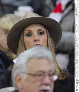 Fußball, Champions League, Spielerfrauen auf der Tribüne, Bayern München - FC Arsenal Cecile, Ehefrau von Mehdi Benatia mit Hut, Portrait, Porträt , auf der Ehrentribuene, Ehrengaeste, Prominenz, Promi, VIP, FC BAYERN MUENCHEN - FC ARSENAL LONDON (5-1) GRUPPENPHASE RUECKSPIEL, Fussball UEFA Champions League, Muenchen, 04.11.2015 CL Saison 2015 2016, FCB, Muenchen