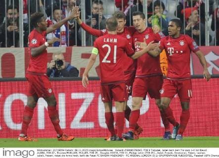 Robert LEWANDOWSKI, FCB 9 Torjubel, Jubel nach dem Tor zum 1-0 mit David ALABA, FCB 27 , Thomas MUELLER, MÜLLER, FCB 25 , Douglas COSTA, FCB 11 ,Philipp Lahm (FCB 21) , Jubel, Freude, Emotionen, Feiern, Lachen, jubelt, freuen, reisst die Arme hoch, ballt die Faust FC BAYERN MUENCHEN - FC ARSENAL LONDON (5-1) GRUPPENPHASE RUECKSPIEL, Fussball UEFA Champions League, Muenchen, 04.11.2015 CL Saison 2015 2016, FCB, Muenchen