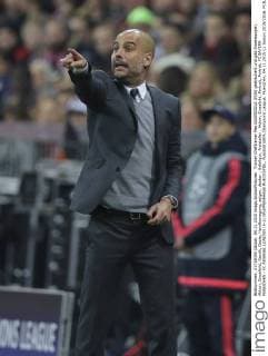 Trainer Cheftrainer Pep GUARDIOLA (FCB) gestikuliert und gibt Anweisungen, Aktion, Einzelbild, Gestik, Geste, Handbewegung, zeigen, deuten , Halbfigur, Freisteller , Aktion, Einzelbild, Portrait, Porträt, FC BAYERN MUENCHEN - FC ARSENAL LONDON (5-1) GRUPPENPHASE RUECKSPIEL, Fussball UEFA Champions League, Muenchen, 04.11.2015 CL Saison 2015 2016, FCB, Muenchen