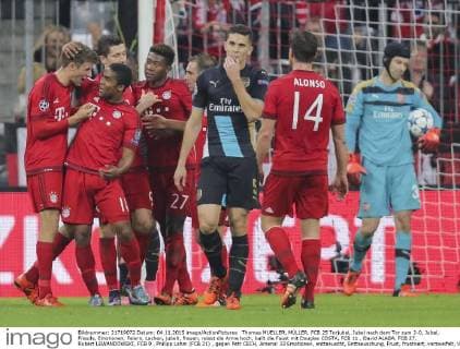 Thomas MUELLER, MÜLLER, FCB 25 Torjubel, Jubel nach dem Tor zum 2-0, Jubel, Freude, Emotionen, Feiern, Lachen, jubelt, freuen, reisst die Arme hoch, ballt die Faust mit Douglas COSTA, FCB 11 , David ALABA, FCB 27, Robert LEWANDOWSKI, FCB 9 , Philipp Lahm (FCB 21) , gegen Petr CECH, Arsenal 33 Emotionen, enttaeuscht, Enttaeuschung, Frust, frustriert, verzweifelt, Verzweiflung, Trauer, traurig, GABRIEL, Arsenal 5 FC BAYERN MUENCHEN - FC ARSENAL LONDON (5-1) GRUPPENPHASE RUECKSPIEL, Fussball UEFA Champions League, Muenchen, 04.11.2015 CL Saison 2015 2016, FCB, Muenchen