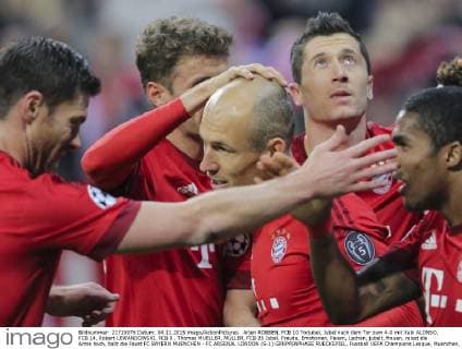 Arjen ROBBEN, FCB 10 Torjubel, Jubel nach dem Tor zum 4-0 mit Xabi ALONSO, FCB 14, Robert LEWANDOWSKI, FCB 9 , Thomas MUELLER, MÜLLER, FCB 25 Jubel, Freude, Emotionen, Feiern, Lachen, jubelt, freuen, reisst die Arme hoch, ballt die Faust FC BAYERN MUENCHEN - FC ARSENAL LONDON (5-1) GRUPPENPHASE RUECKSPIEL, Fussball UEFA Champions League, Muenchen, 04.11.2015 CL Saison 2015 2016, FCB, Muenchen