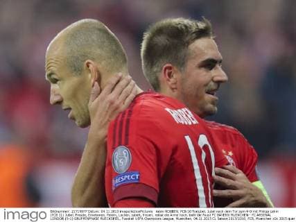 Arjen ROBBEN, FCB 10 Torjubel, Jubel nach dem Tor zum 4-0 mit Philipp Lahm (FCB 21) Jubel, Freude, Emotionen, Feiern, Lachen, jubelt, freuen, reisst die Arme hoch, ballt die Faust FC BAYERN MUENCHEN - FC ARSENAL LONDON (5-1) GRUPPENPHASE RUECKSPIEL, Fussball UEFA Champions League, Muenchen, 04.11.2015 CL Saison 2015 2016, FCB, Muenchen