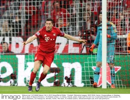 Fussball, Champions League, 2015 2016, Herren, Gruppenphase, 4. Spieltag, 04.11.2015, FC Bayern München - FC Arsenal London, v.l. Aktion, Freude, jubeln, Jubel nach Tor zum 1-0, Torschuetze Robert Lewandowski, FC Bayern München, im Hintergrund, dahinter, hinten, Petr Cech, FC Arsenal London, xklausxschillingerx