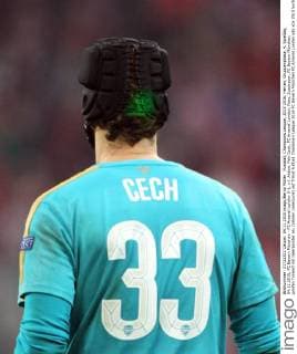 Fussball, Champions League, 2015 2016, Herren, Gruppenphase, 4. Spieltag, 04.11.2015, FC Bayern München - FC Arsenal London 5-1, v.l. Aktion, Petr Cech, FC Arsenal London, Fans, Zuschauer, FC Bayern München, greifen Torwart mit laserpointer an, türkiser Laserpunkt auf Trikot