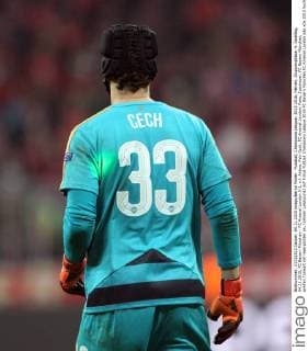 Fussball, Champions League, 2015 2016, Herren, Gruppenphase, 4. Spieltag, 04.11.2015, FC Bayern München - FC Arsenal London 5-1, v.l. Aktion, Petr Cech, FC Arsenal London, Fans, Zuschauer, FC Bayern München, greifen Torwart mit laserpointer an, türkiser Laserpunkt auf Trikot