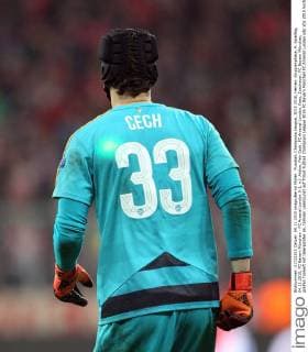 Fussball, Champions League, 2015 2016, Herren, Gruppenphase, 4. Spieltag, 04.11.2015, FC Bayern München - FC Arsenal London 5-1, v.l. Aktion, Petr Cech, FC Arsenal London, Fans, Zuschauer, FC Bayern München, greifen Torwart mit laserpointer an, türkiser Laserpunkt auf Trikot
