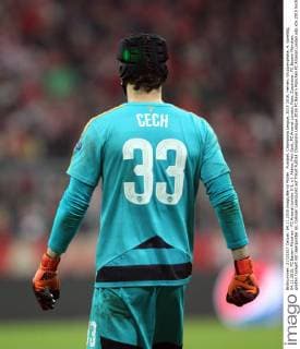 Fussball, Champions League, 2015 2016, Herren, Gruppenphase, 4. Spieltag, 04.11.2015, FC Bayern München - FC Arsenal London 5-1, v.l. Aktion, Petr Cech, FC Arsenal London, Fans, Zuschauer, FC Bayern München, greifen Torwart mit laserpointer an, türkiser Laserpunkt auf Trikot