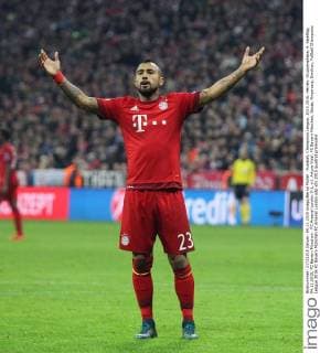 Fussball, Champions League, 2015 2016, Herren, Gruppenphase, 4. Spieltag, 04.11.2015, FC Bayern München - FC Arsenal London 5-1, v.l. Arturo Vidal, FC Bayern München, Geste, Fingerzeig, Emotion,