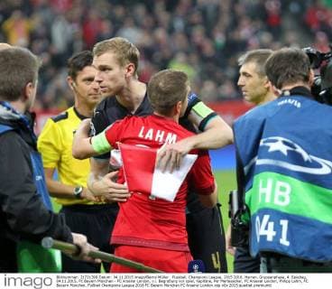 Fussball, Champions League, 2015 2016, Herren, Gruppenphase, 4. Spieltag, 04.11.2015, FC Bayern München - FC Arsenal London, v.l. Begrüßung vor spiel, Kapitäne, Per Mertesacker, FC Arsenal London, Philipp Lahm, FC Bayern München,