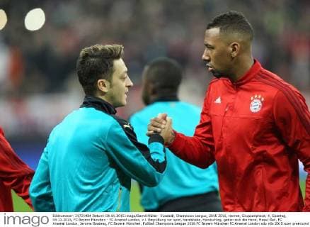 Fussball, Champions League, 2015 2016, Herren, Gruppenphase, 4. Spieltag, 04.11.2015, FC Bayern München - FC Arsenal London, v.l. Begrüßung vor spiel, handshake, Handschlag, geben sich die Hand, Mesut Özil, FC Arsenal London, Jerome Boateng, FC Bayern München,