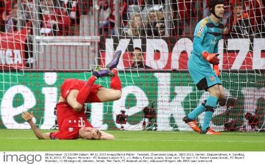 Fussball, Champions League, 2015 2016, Herren, Gruppenphase, 4. Spieltag, 04.11.2015, FC Bayern München - FC Arsenal London 5-1, v.l. Aktion, Freude, jubeln, Jubel nach Tor zum 1-0, Robert Lewandowski, FC Bayern München, im Hintergrund, dahinter, hinten, Petr Cech, FC Arsenal London, xklausxschillingerx