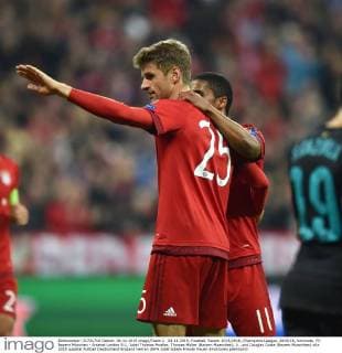 04.11.2015, Fussball, Saison 2015 2016, Champions League, 2015 16, Vorrunde, FC Bayern München - Arsenal London 5:1, Jubel Thomas Mueller, Thomas Müller (Bayern Muenchen), li., und Douglas Costa (Bayern Muenchen)