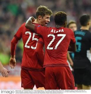 04.11.2015, Fussball, Saison 2015 2016, Champions League, 2015 16, Vorrunde, FC Bayern München - Arsenal London 5:1, Jubel Thomas Mueller, Thomas Müller (Bayern Muenchen), li., und David Alaba (Bayern Muenchen)
