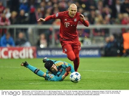 04.11.2015, Fussball, Saison 2015 2016, Champions League, 2015 16, Vorrunde, FC Bayern München - Arsenal London 5:1, Arjen Robben (Bayern Muenchen), re., umspiel Torwart Petr Cech (Arsenal London), aber ohne Torerfolg