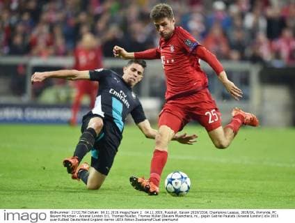 04.11.2015, Fussball, Saison 2015 2016, Champions League, 2015 16, Vorrunde, FC Bayern München - Arsenal London 5:1, Thomas Mueller, Thomas Müller (Bayern Muenchen), re., gegen Gabriel Paulista (Arsenal London)