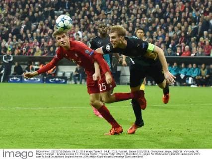 04.11.2015, Fussball, Saison 2015 2016, Champions League, 2015 16, Vorrunde, FC Bayern München - Arsenal London 5:1, Thomas Mueller, Thomas Müller (Bayern Muenchen), li., gegen Per Mertesacker (Arsenal London)