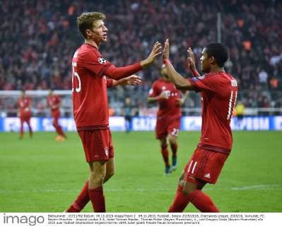 04.11.2015, Fussball, Saison 2015 2016, Champions League, 2015 16, Vorrunde, FC Bayern München - Arsenal London 5:1, Jubel Thomas Mueller, Thomas Müller (Bayern Muenchen), li., und Douglas Costa (Bayern Muenchen)