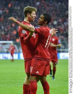 04.11.2015, Fussball, Saison 2015 2016, Champions League, 2015 16, Vorrunde, FC Bayern München - Arsenal London 5:1, Jubel Thomas Mueller, Thomas Müller (Bayern Muenchen), li., und Douglas Costa (Bayern Muenchen)